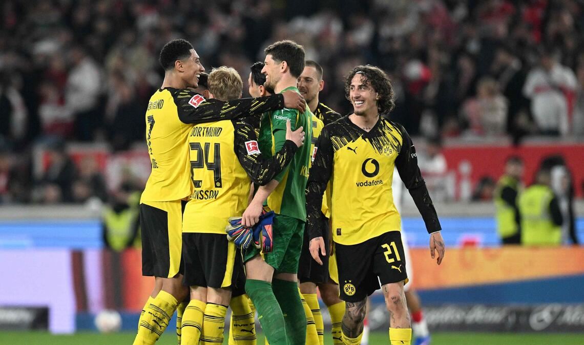 Karim Adeyemi und Julian Brandt haben Borussia Dortmund in einem lange chancenarmen Spitzenspiel der Fußball-Bundesliga zum Sieg beim VfB Stuttgart geführt.