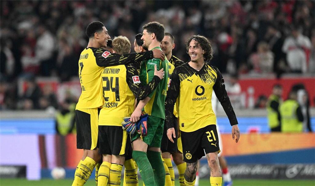 Karim Adeyemi und Julian Brandt haben Borussia Dortmund in einem lange chancenarmen Spitzenspiel der Fußball-Bundesliga zum Sieg beim VfB Stuttgart geführt.