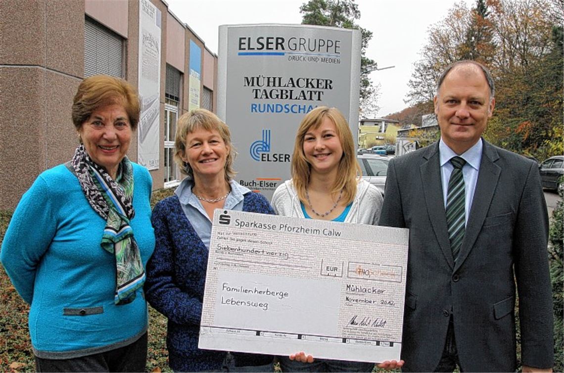 Karin Eckstein (2. v. li.) und Tochter Hannah freuen sich über die Spende aus der MT-Glücksradaktion und dem Verkauf des Martini-Punsches für das Projekt Familienherberge Lebensweg, die MT-Verlegerin Brigitte Wetzel (li.) und Michael Knodel, kaufmännischer Leiter des Verlags, überreichen. Foto: Goertz