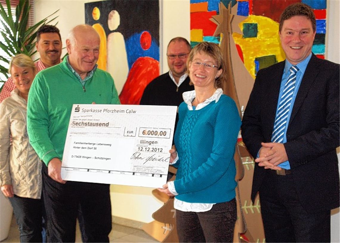 Karin Eckstein (2.v.li.) und Stefan Weber (li.) freuen sich über den Scheck, den (v. re.) Jutta Speidel-Schüle, Achim Schüle, Oskar Speidel und Rainer Speidel überreichen. Foto: Appich
