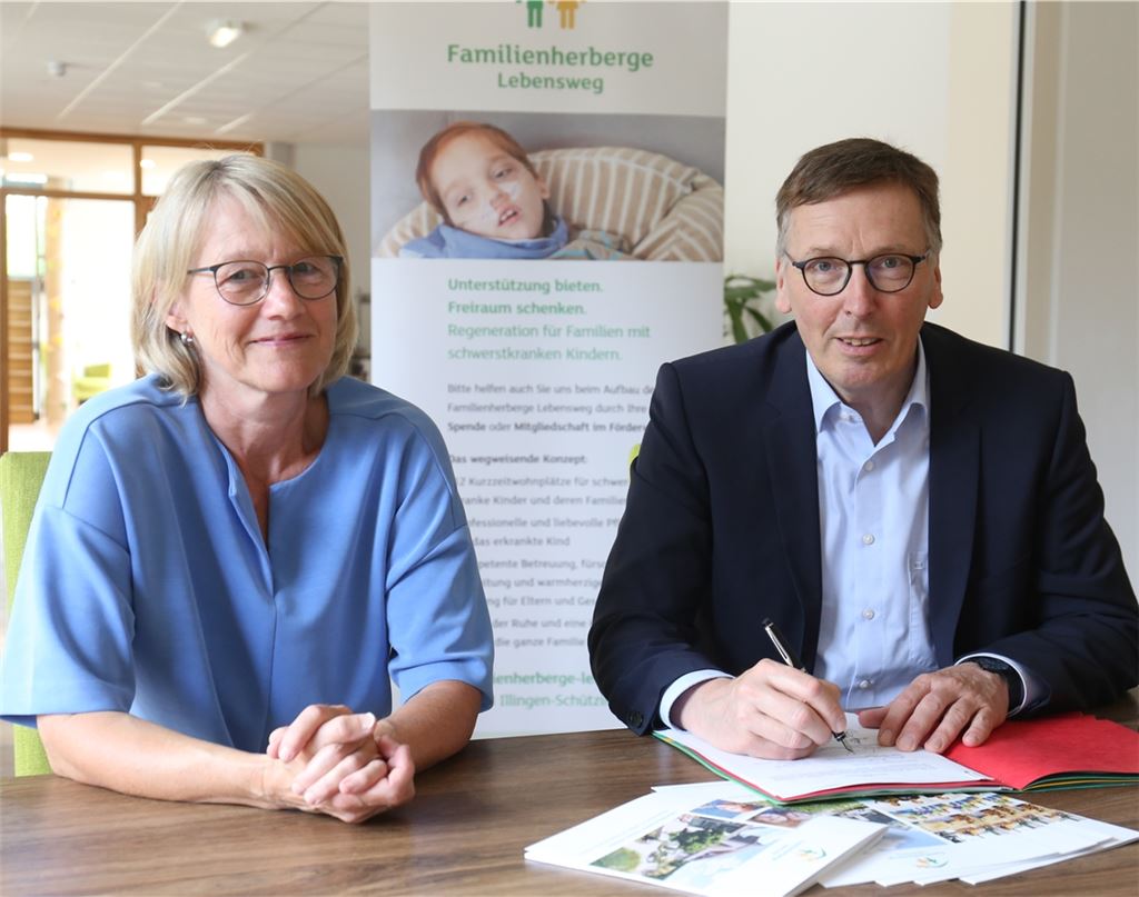 Karin Eckstein, Initiatorin und Geschäftsführerin der Familienherberge Lebensweg, und Hartmut Keller, Geschäftsführer der AOK Nordschwarzwald unterzeichnen einen Versorgungsvertrag. Foto: Goertz