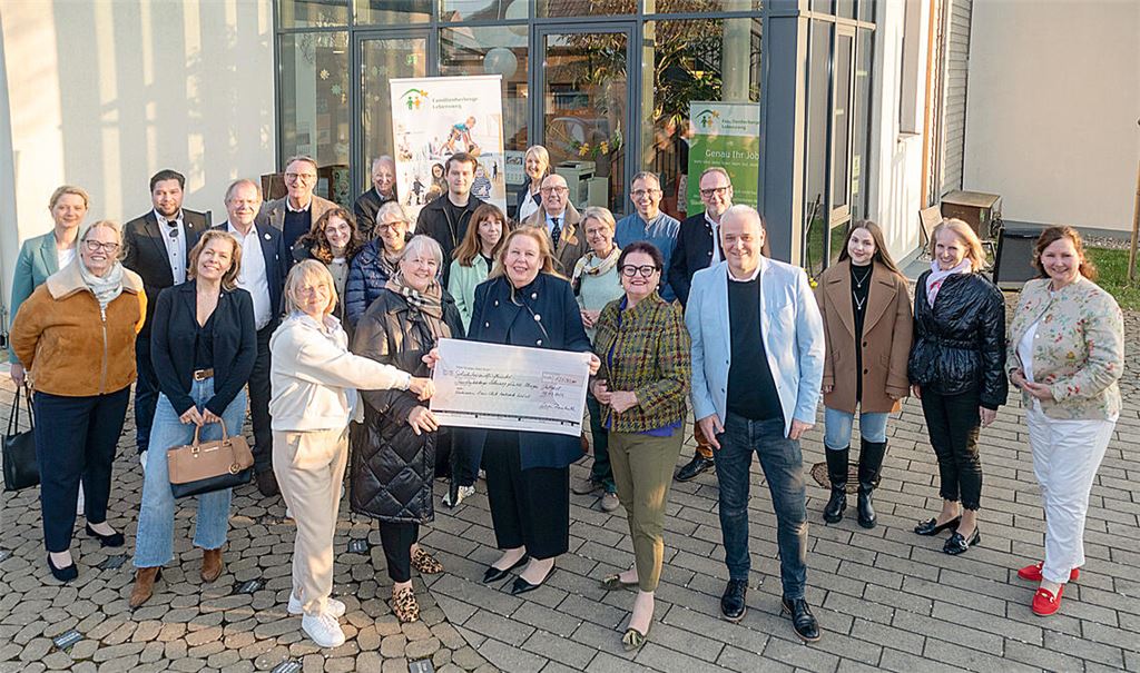 Karin Eckstein, die Leiterin der Familienherberge, bedankt sich bei der beteiligten Zahnärztin Dr. Maria-Henriette Funkenhauser, der Lions-Präsidentin Gabriele Piepenstock, der Vize-Präsidentin Elsbeth Rommel und Initiator Markus Girardi (vorne, v. li.). Foto: Fotomoment