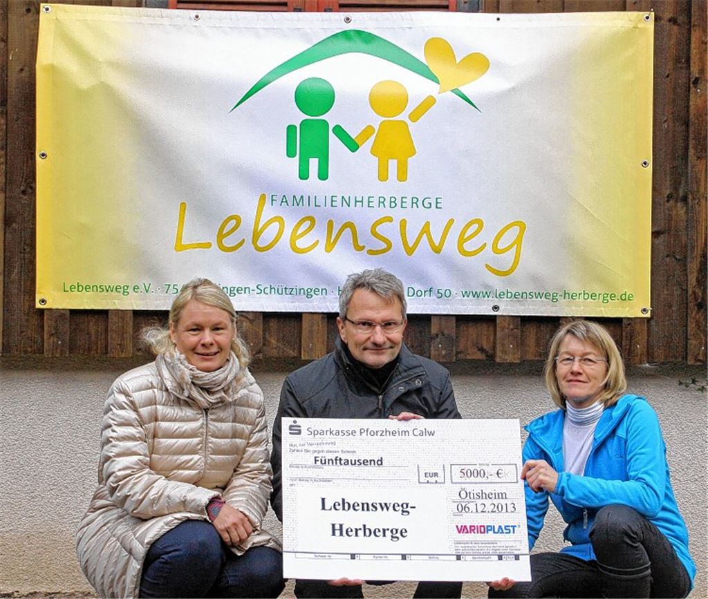 Karin Eckstein (re.), Initiatorin der Herberge Lebensweg in Schützingen, und Sabine Speidel-Schüle vom Förderverein für das Projekt freuen sich über die 5000-Euro-Spende, die Varioplast-Geschäftsführer Michael Däbritz überreicht. Foto: Goertz