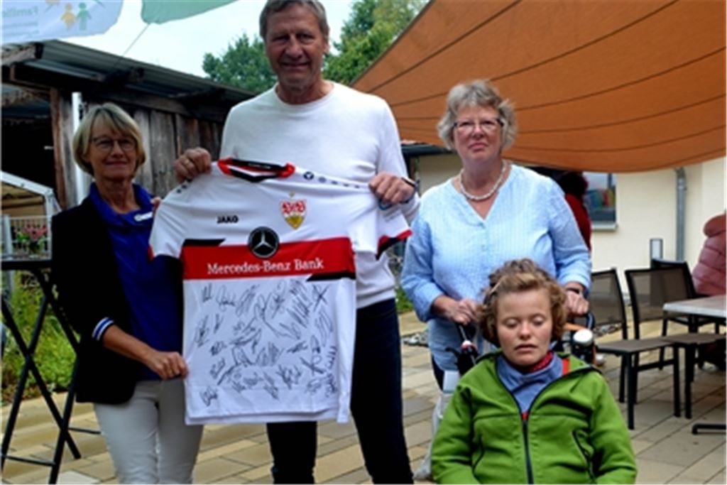 Karin Eckstein (v.li.) begrüßt Guido Buchwald, der ein besonderes Geschenk mitgebracht hat, sowie Ursula und Anne Hofmann. Foto: Stahlfeld