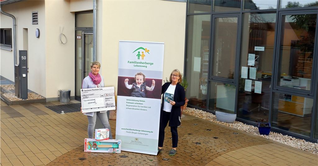 Karin Eckstein von der Familienherberge Lebensweg gGmbH kann sich auf Unterstützer verlassen. So spendet etwa Stefanie Tröger (li.) von jedem Kochbuch, das sie nach ihrem ZDF-Auftritt in der „Küchenschlacht“ im Eigenverlag herausgebracht hat, einen Teil des Erlöses. Foto: Goertz