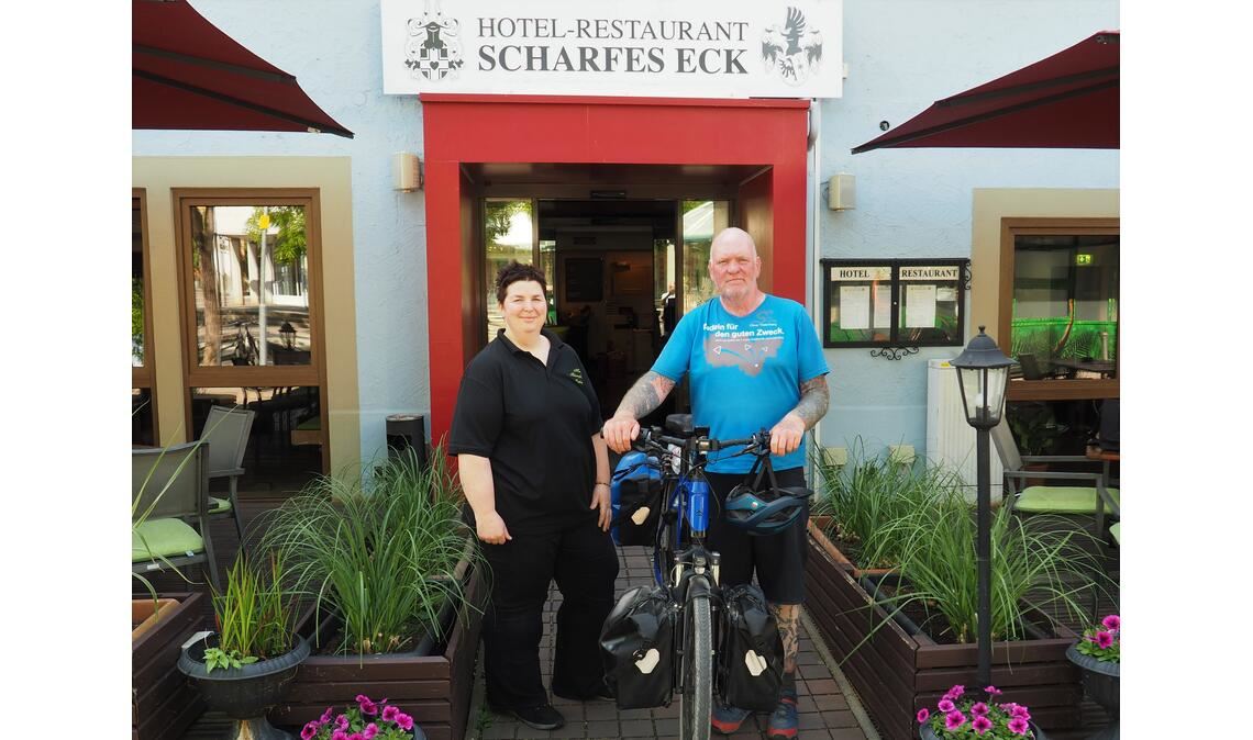 Oli radelt gegen den Krebs Karin Frommherz vom Hotel „Scharfes Eck“ begrüßt Oliver Trelenberg bei seinem Zwischenstopp im Mühlacker. Sie unterstützt das Spendenprojekt „Oli radelt“ mit einer kostenlosen Übernachtung. Foto: Müller