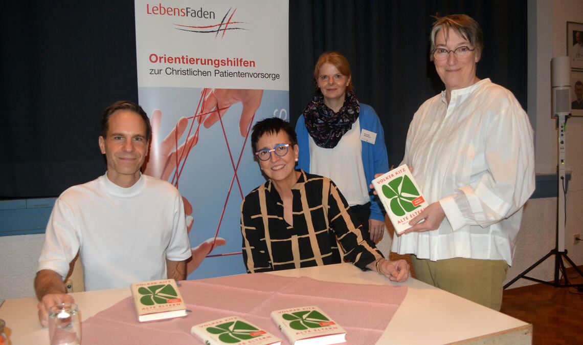 Karin Watzal (Consilio), Henriette Biedenbach (Caritas Ludwigsburg-Waiblingen-Enz) und Alexandra Rapp (Mehrgenerationenhaus und Seniorenzentrum St. Franziskus) mit Bestseller-Autor Dr. Volker Kitz. Foto: Stahlfeld