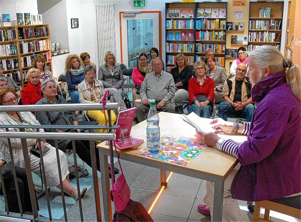 Karin de la Roi-Frey präsentiert ihr Buch „Mutig, erfolgreich und gut“. Eine Ausstellung mit Stücken der aktuellen langani-Kollektion und mit historischen Exemplaren rundet die Lesung ab.