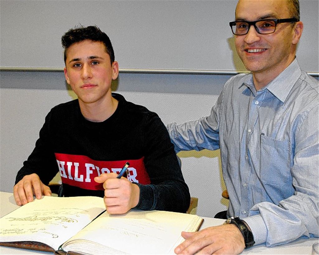 Deutscher Meister trägt sich ins Goldene Buch ein