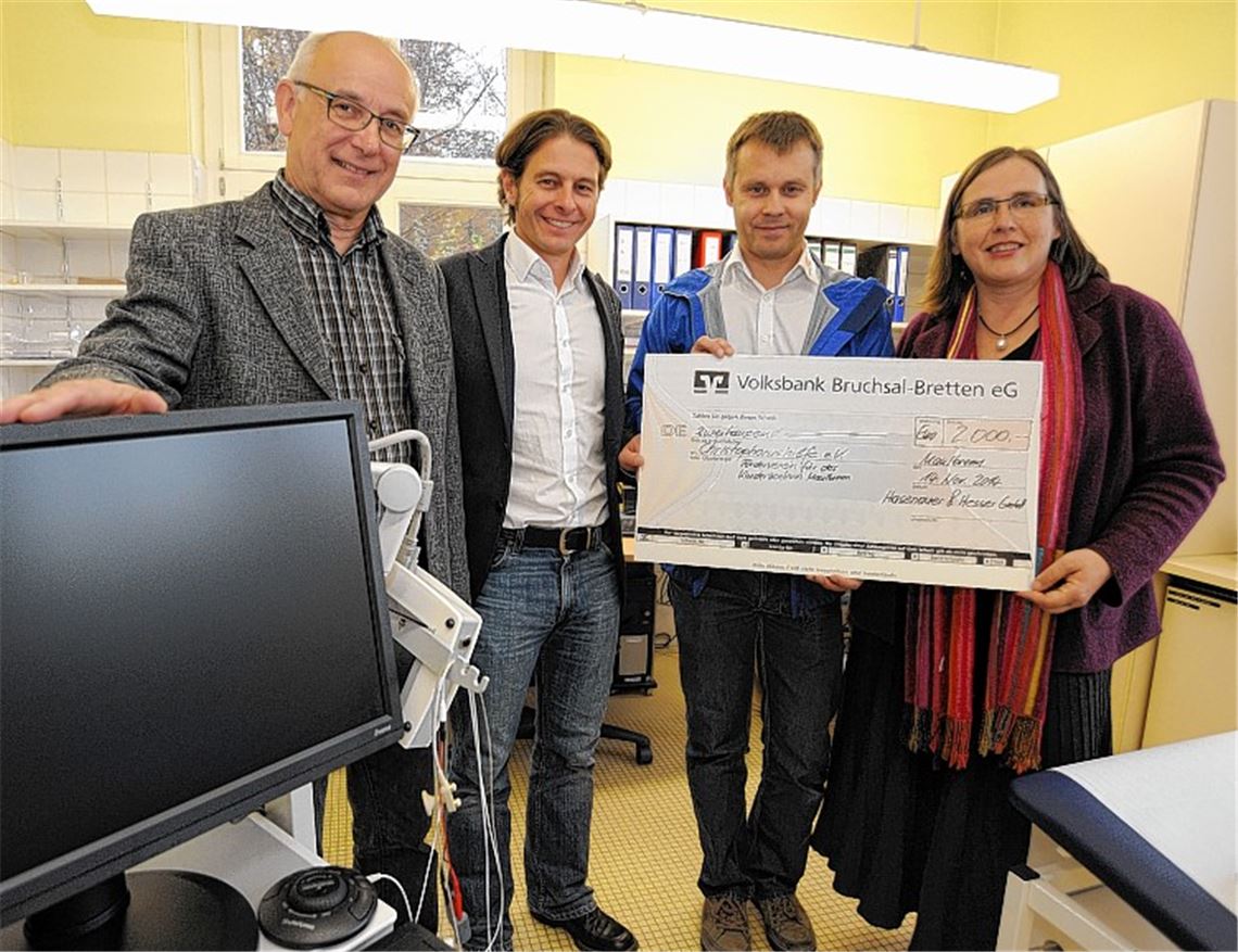 Karl Craiß (v. li.) nimmt von Frank Hasenauer und Hans-Jörg Hesser eine 2000-Euro-Spende entgegen, für die sich auch Sabine Leibbrand bedankt.