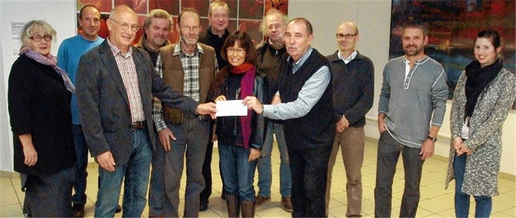 Karl Craiss von der Christophorushilfe bekommt eine 1400 Euro-Spende von Manfred Rapp („Grünes Blatt“ Mühlacker) sowie Chong-Im Neukamm und Albrecht Münzmay (vorne v. li.). Foto: Fotomoment