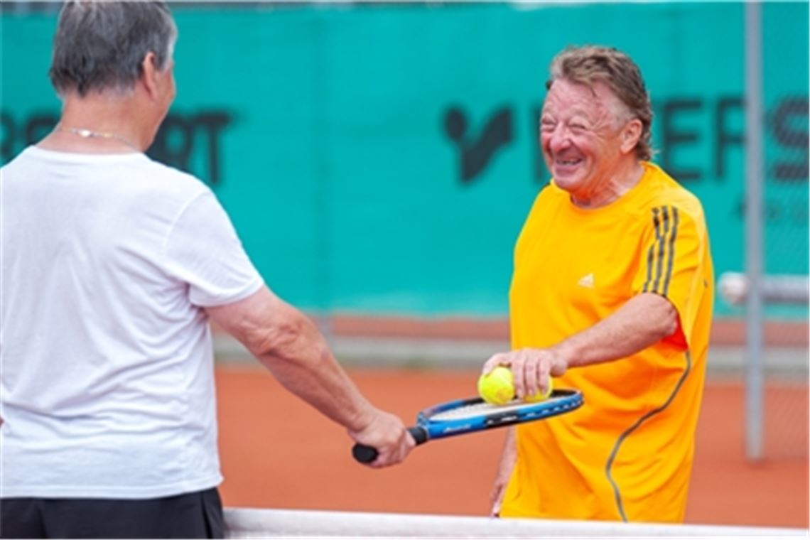 Karl-Heinz Düx (li.) ist Mannschaftsführer der neuen Truppe bei den Herren 75 des Tennisclubs Enzberg und mit seinen 76 Jahren der jüngste im Team, das in der Oberligastaffel des Württembergischen Tennisbunds (WTB) um den Aufstieg mitspielen will. Fotos: Fotomoment