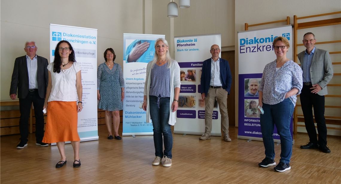 Karl-Heinz Stengel, Birgit Grammel, Melanie Nast, Yvonne Maisenbacher, Thomas Lutz, Claudia Kaufmann und Christoph Zastrow (v.li.) werben für die Woche der Diakonie, in deren Rahmen Spenden gesammelt werden. Foto: Friedrich