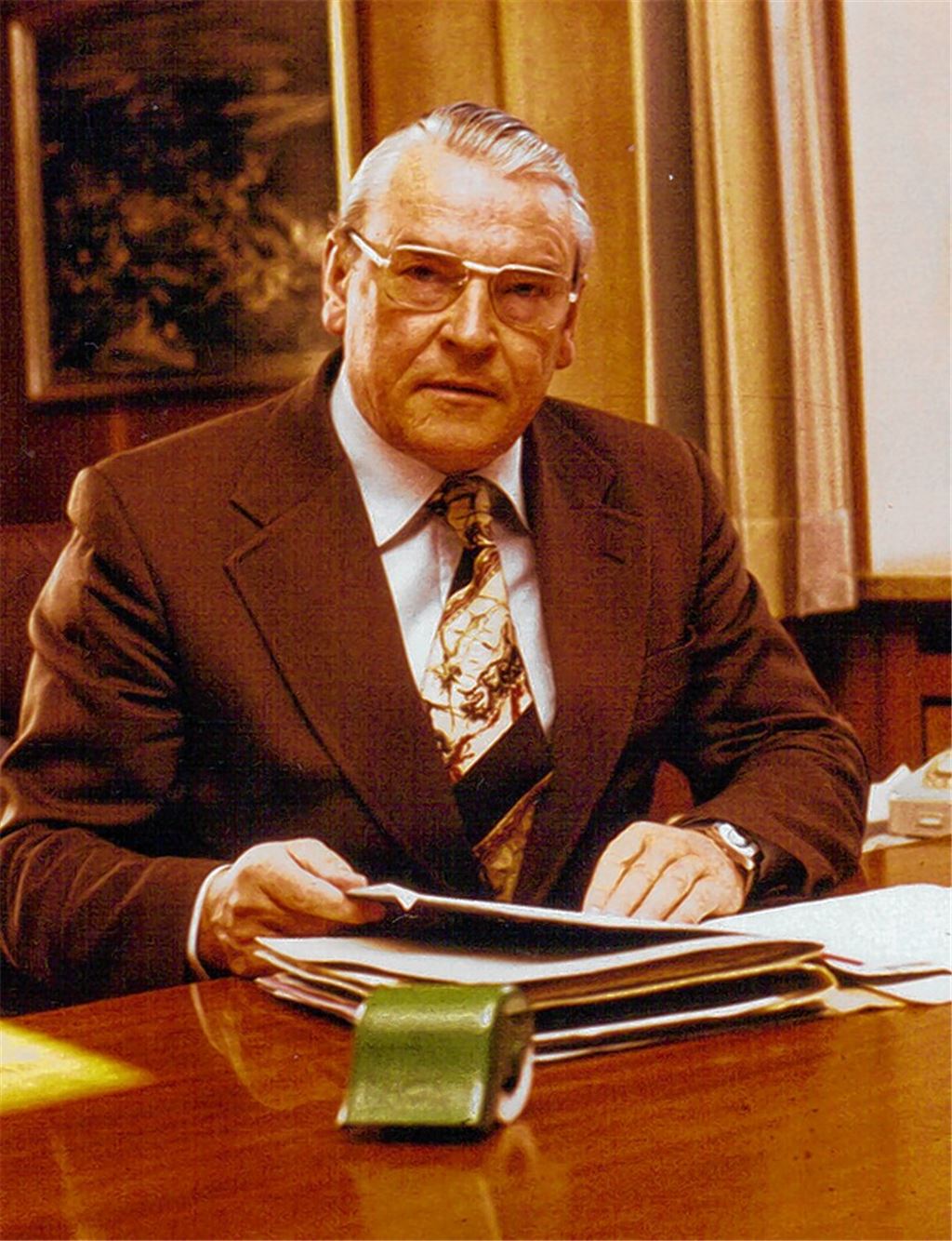 Karl Lägler an seinem Schreibtisch im Maulbronner Rathaus. 