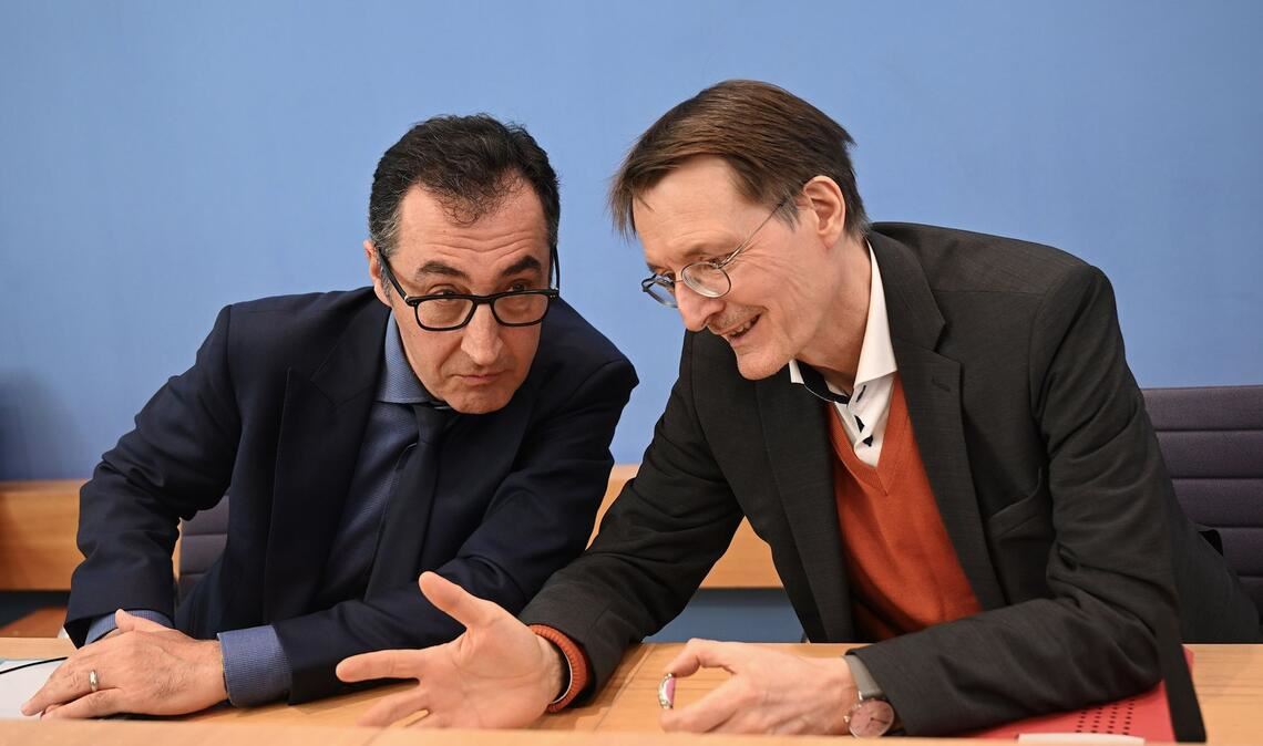 Karl Lauterbach (r.) und Agrarminister Cem Özdemir (l.) hatten die Pläne im April  vorgestellt. (Archivbild)