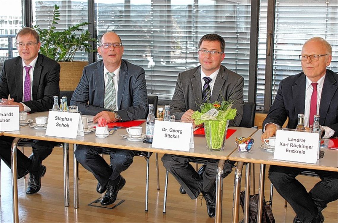 Karl Röckinger, Enzkreis-Landrat und Vorsitzender des Verwaltungsrats der Sparkasse Pforzheim Calw (re.), und Stephan Scholl, Vorstandsvorsitzender des Kreditinstituts (2. v. li.), stellen das tags zuvor gewählte Vorstandsmitglied Dr. Georg Stickel vor. Links im Bild: Vorstand Sieghardt Bucher.Foto: Kollros