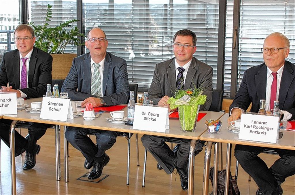 Karl Röckinger, Enzkreis-Landrat und Vorsitzender des Verwaltungsrats der Sparkasse Pforzheim Calw (re.), und Stephan Scholl, Vorstandsvorsitzender des Kreditinstituts (2. v. li.), stellen das tags zuvor gewählte Vorstandsmitglied Dr. Georg Stickel vor. Links im Bild: Vorstand Sieghardt Bucher.Foto: Kollros