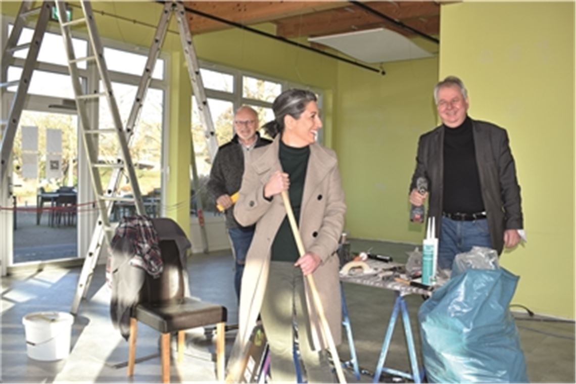 Karl Röckinger (Vorsitzender Scheuermann-Stiftung), Asiye Fischer (Restaurantleitung EssEnz) und Norbert Bogner (Geschäftsführer miteinanderleben, von links) scheuen sich nicht, beim Umbau des Restaurants auch selbst Hand anzulegen. Fotos: Bischoff-Krappel