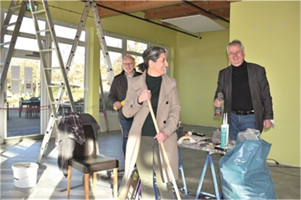 Karl Röckinger (Vorsitzender Scheuermann-Stiftung), Asiye Fischer (Restaurantleitung EssEnz) und Norbert Bogner (Geschäftsführer miteinanderleben, von links) scheuen sich nicht, beim Umbau des Restaurants auch selbst Hand anzulegen. Fotos: Bischoff-Krappel