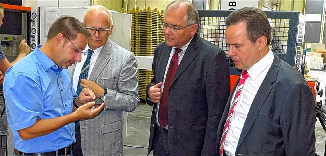 Karl Röckinger (zweiter v. li.) macht sich regelmäßig vor Ort ein Bild von der Wirtschaftslage: Am vergangen Montag war der Landrat in Ölbronn Dürrn zu Gast.