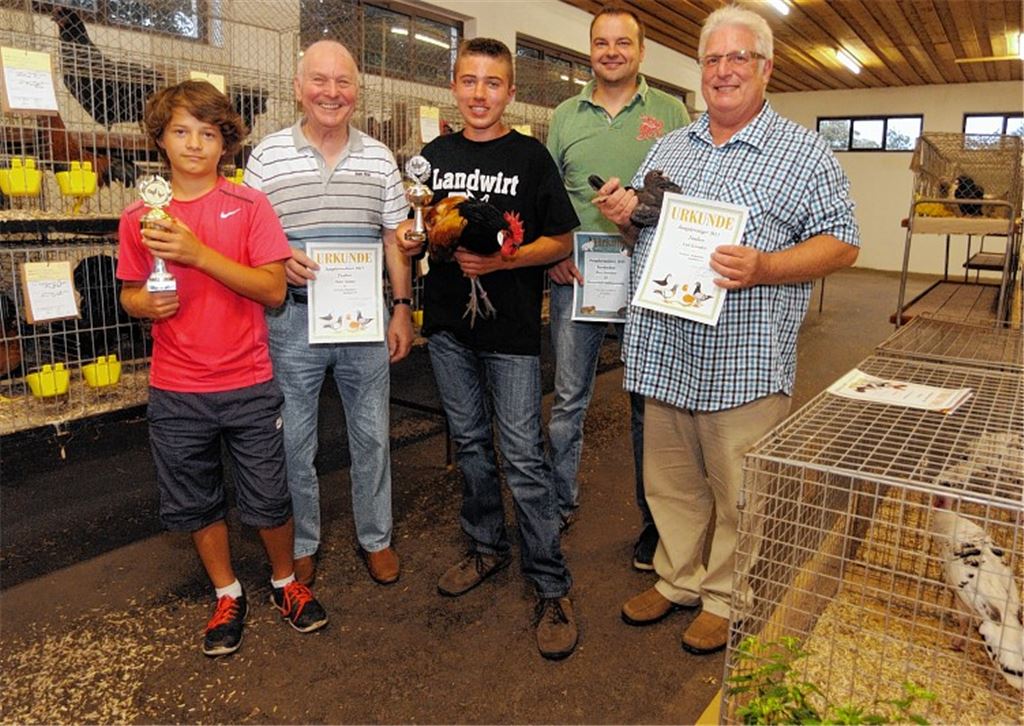 Karl Schmälzle, Marco Mannhardt, Nick Creyaufmüller, Heinz Speidel und Michele Mastototaro (v.re.) erhalten die Siegerpokale.