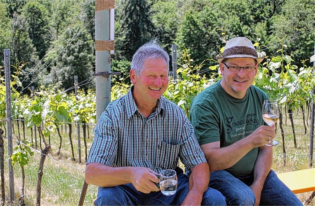 Karl Schweickert (li.) und sein Bruder genießen das Fest im Weinberg.