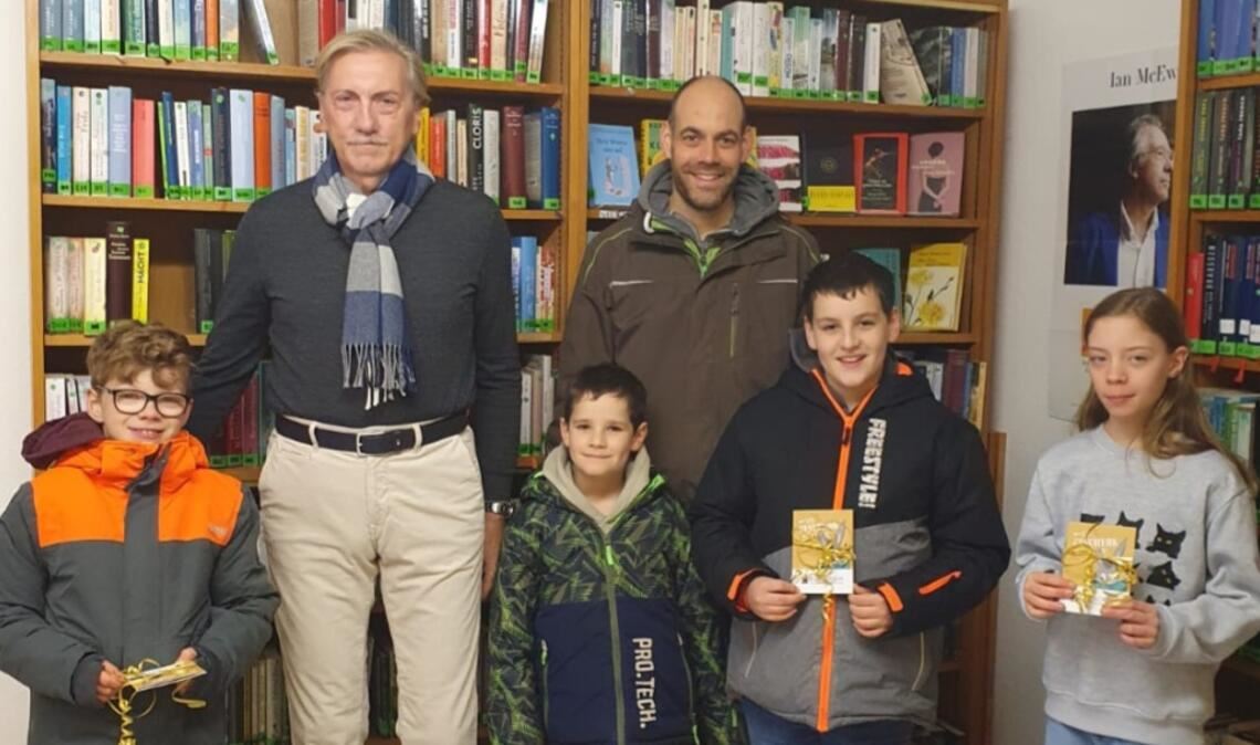 Karl Velte (2. v. li.) übergibt die Gutscheine an die Gewinner. Foto: privat