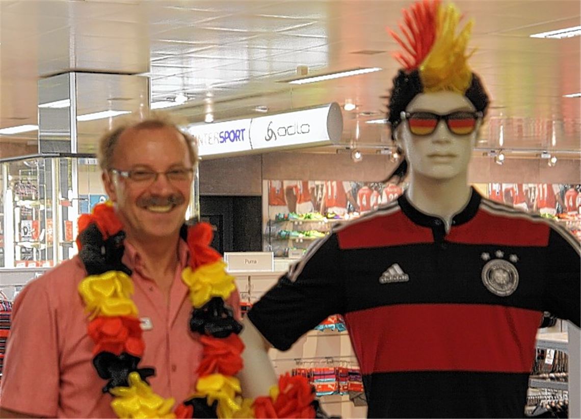 Karl Volk von intersport Sämann freut sich schon auf die Fußball-WM.