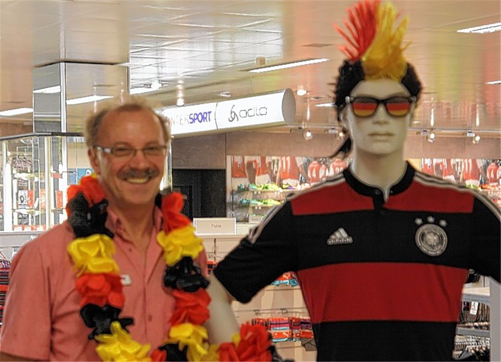 Karl Volk von intersport Sämann freut sich schon auf die Fußball-WM.