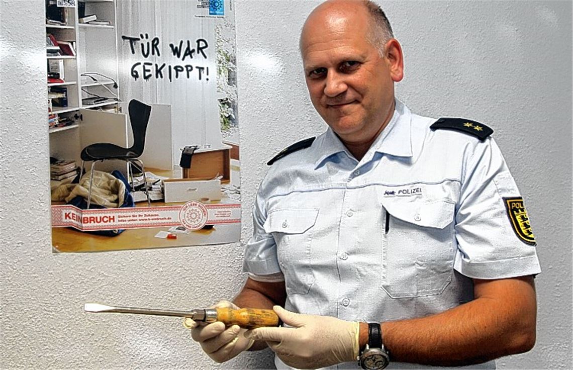 Karlheinz Lachstädter, Leiter des Polizeireviers Mühlacker, mit einem sichergestellten Einbruchswerkzeug, einem Schraubendreher. Foto: Sadler