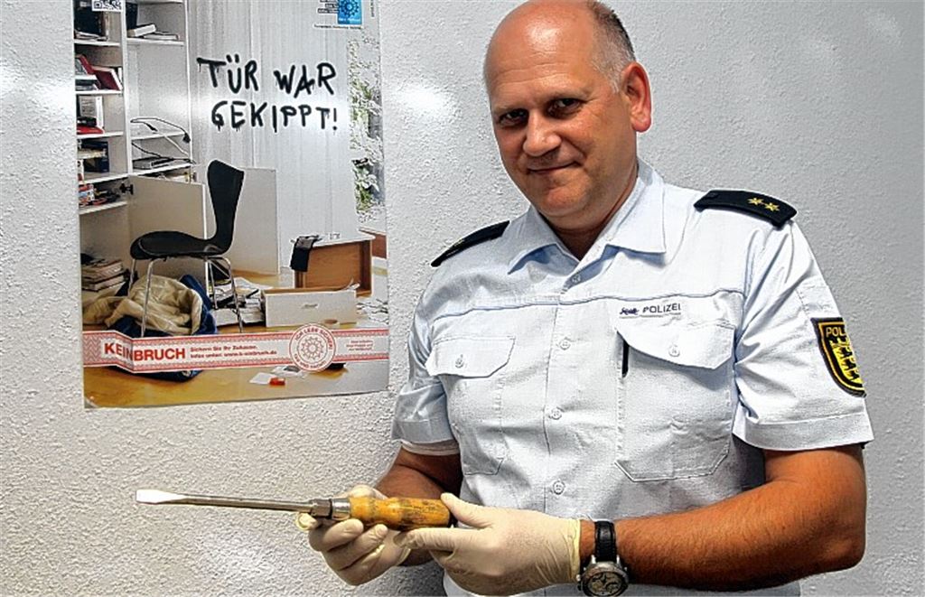 Karlheinz Lachstädter, Leiter des Polizeireviers Mühlacker, mit einem sichergestellten Einbruchswerkzeug, einem Schraubendreher. Foto: Sadler