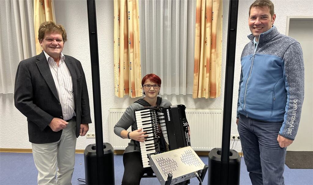 Karlheinz Oehler, Mitglied des Stiftungsvorstands der Scheuermann-Stiftung mit den Vorsitzenden des Harmonika-Spielrings, Melanie Roller und Marco Kühnle. Foto: privat