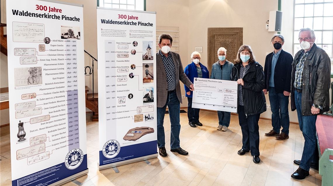 Karlheinz Oehler (li.) übergibt mit Klaus-Peter Böhringer (re.) die Spende an Gertrud Roux, Margot Augenstein, Cornelia Schuler und Pfarrer Hans-Ulrich Läpple (ab 2.v.li.). Foto: Fotomoment