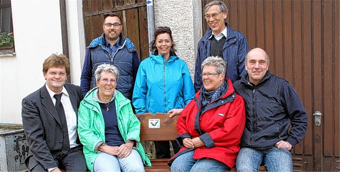 Karlheinz Oehler und Mitglieder des AKT am „Iptinger Bänkle“.
