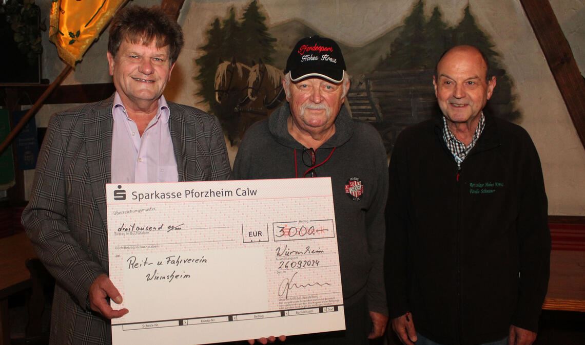 Karlheinz Oehler von der Wiernsheimer Scheuermann-Stiftung spendet an den Vorsitzenden Wolfgang Schmierer und seinen Stellvertreter Norbert Bischoff (v.li.) des Wiernsheimer Reit-, Fahr- und Zuchtvereins 3000 Euro. Foto: Prokoph