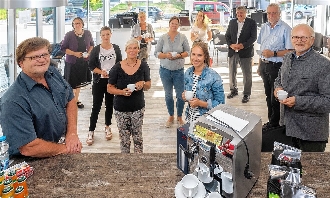 Karlheinz Oehler (vorne links) und Karl Röckinger, Klaus-Peter Böhringer und Wolfgang Haalboom (v. re.) übergeben die Kaffeeautomaten an die Vertreterinnen der Kindergärten.Fotomoment