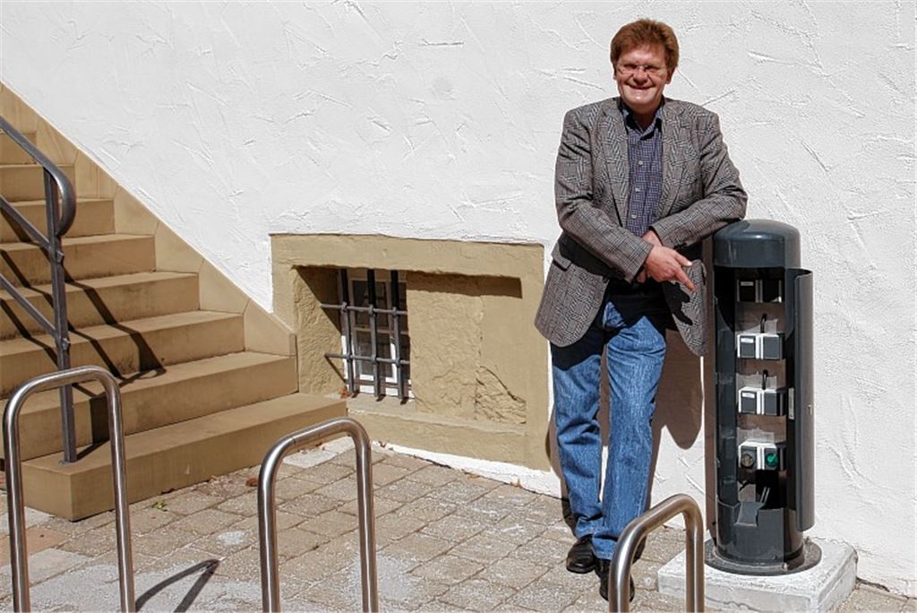 Karlheinz Oehler zeigt die Ladestation für Elektrofahrräder vor dem Kaffeemühlenmuseum.