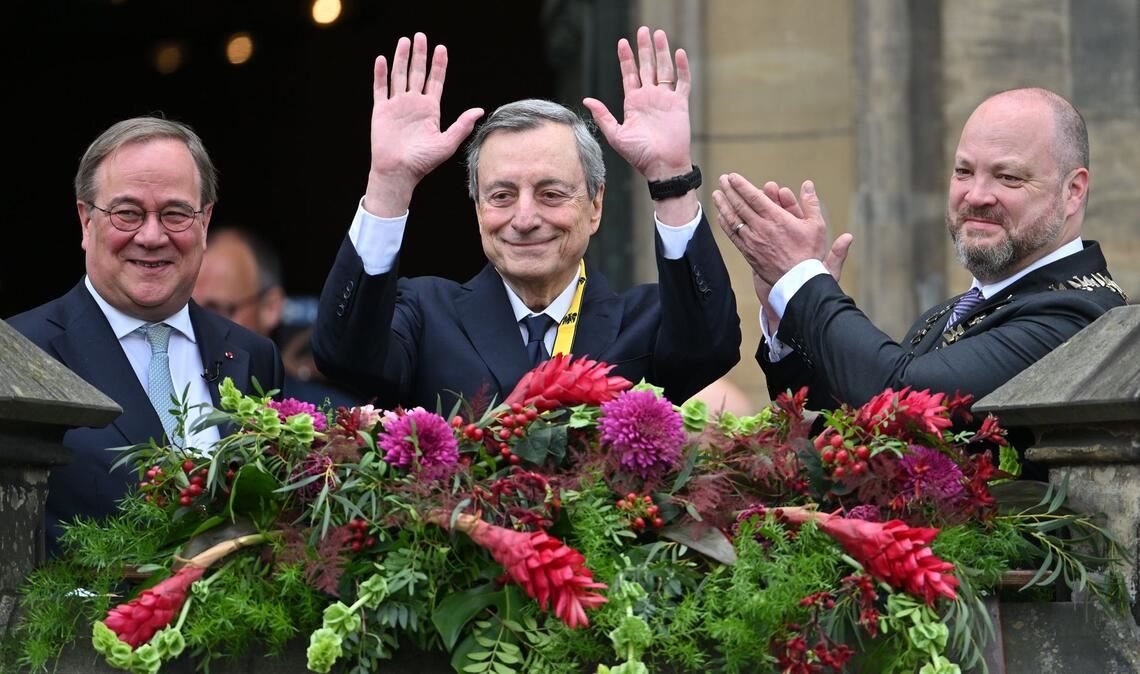 Karlspreis 2026: Mario Draghi vor dem Rathaus – mit Armin Laschet und OB Michael Ziemons