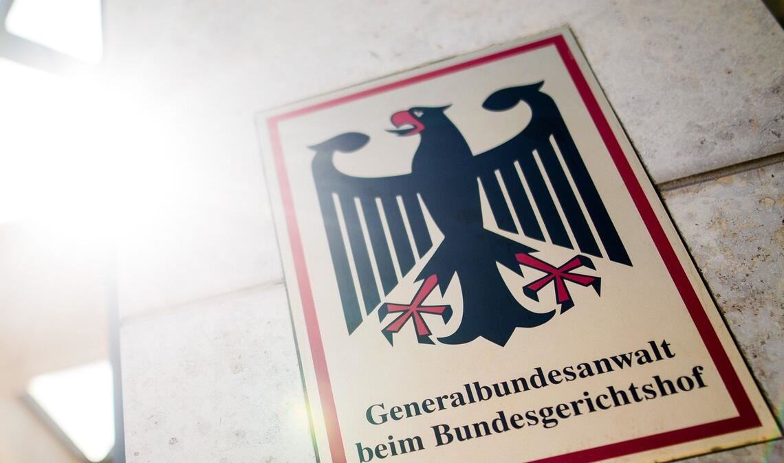 Karlsruhe: „Generalbundesanwalt beim Bundesgerichtshof“ steht auf einem Schild am Eingang zum Gebäude der Bundesanwaltschaft.
