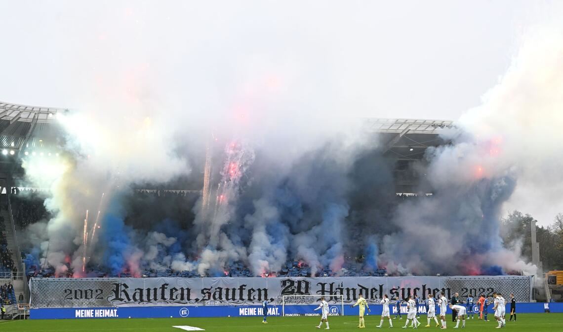 Pyro-Skandal: Prozess gegen KSC-Fanprojekt-Trio eingestellt Karlsruher Fans entzündeten vor Spielbeginn Rauchbomben wodurch das Stadion eingenebelt wurde. (Archivbild)