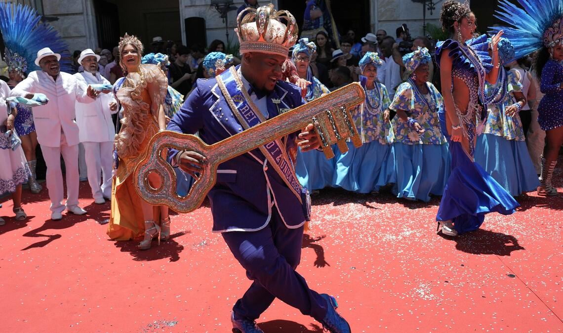 Karnevalskönig Momo tanzt mit dem Schlüssel der Stadt bei einer Zeremonie zur offiziellen Eröffnung des Karnevals in Rio de Janeiro.
