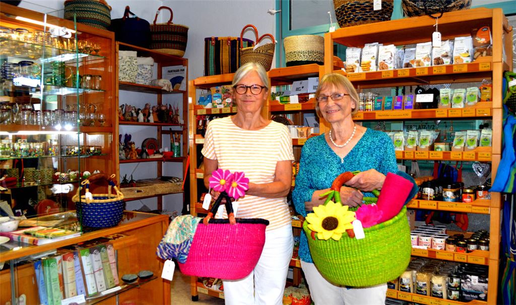 Karola Müller (li.) und Irmgard Zecha engagieren sich seit Jahrzehnten im Mühlacker Weltladen. Fotos: Stahlfeld