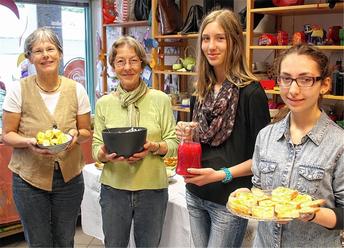 Karola Müller (v.li.) und Susanne Sieger vom Eine-Welt-Laden bieten Kostproben aus Entwicklungsländern an. Unterstützt werden sie von Xenia Sahl und Christina Müller, Praktikantinnen vom Theodor-Heuss-Gymnasium.