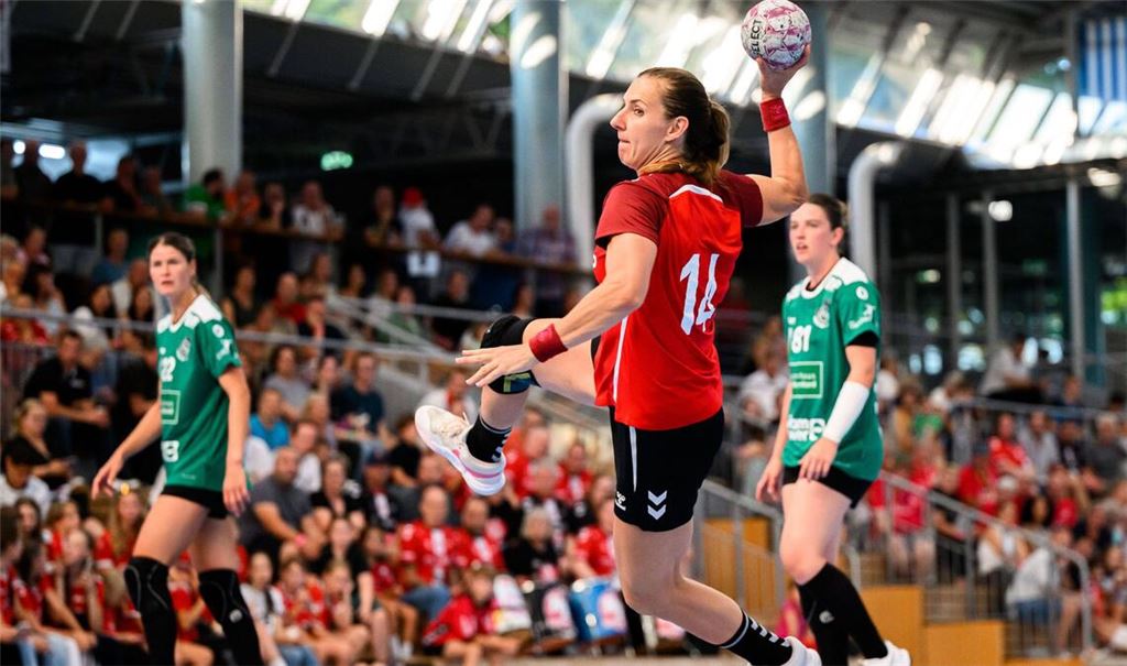 Karolina Kudlacz-Gloc wirft im Vorbereitungsspiel gegen Frisch Auf Göppingen aufs Tor – in der kommenden Bundesligasaison ist die HB Ludwigsburg nicht dabei.
