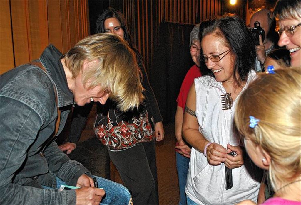 Karoline Eichhorn versorgt ihre Fans mit Autogrammen.