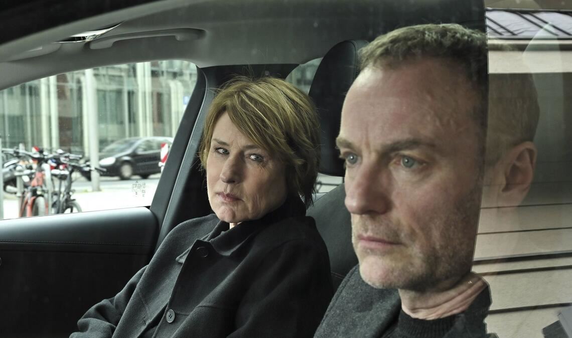 Karow und Bonard machen klassische Polizeiarbeit: sie befragen, belauschen, beschatten, verfolgen  – und tragen dann ihre Erkenntnisse zusammen und ziehen ihre Schlussfolgerungen daraus.