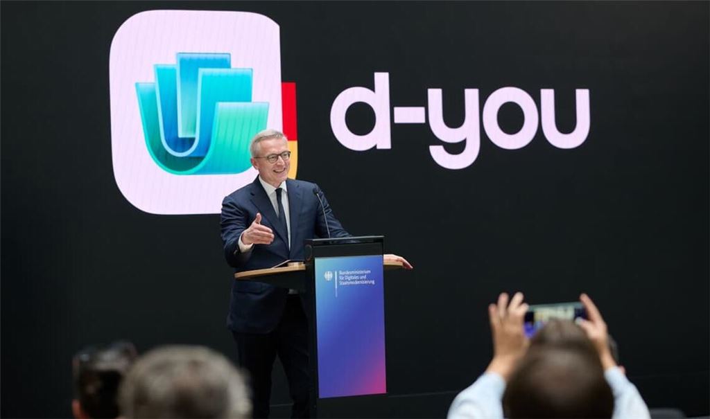 Karsten Wildberger (CDU), Bundesminister für Digitalisierung und Staatsmodernisierung, präsentiert bei einer Pressekonferenz im Bundesministerium für Digitales und Staatsmodernisierung den Namen und das Logo der EUDI-Wallet „d-you“. Ab Januar 2027 sollen Dokumente, wie der Personalausweis in einer App (EUDI-Wallet), auf dem Smartphone gespeichert werden können.