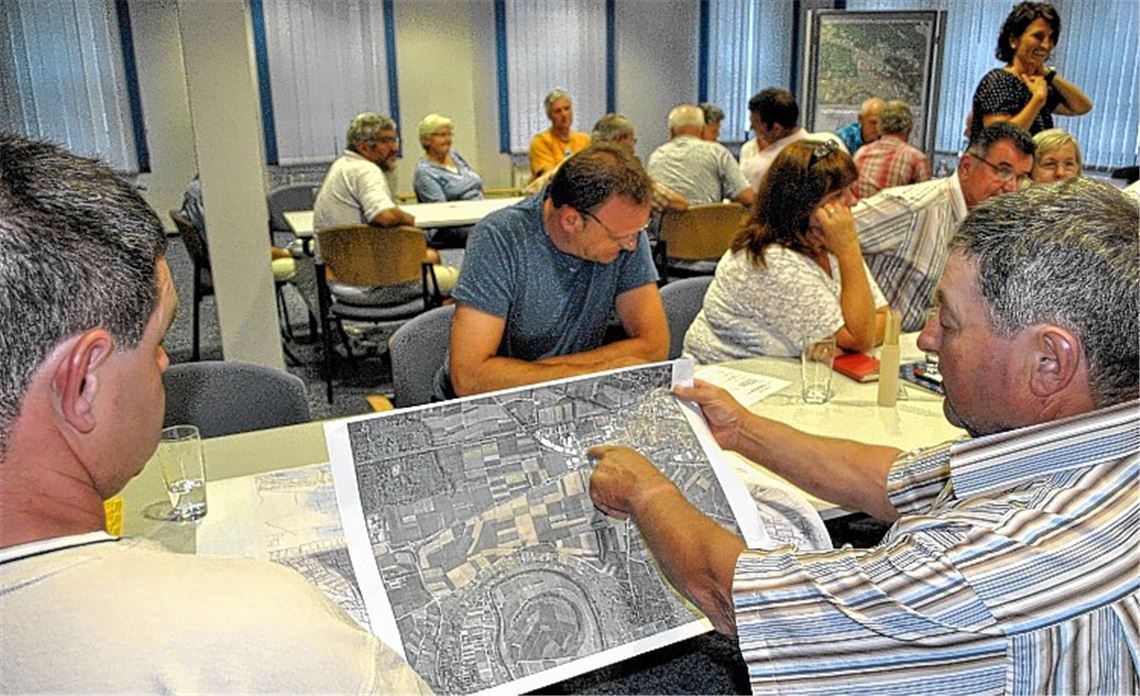 Karten wälzen: In Illingen wird über eine Flurneuordnung nachgedacht.