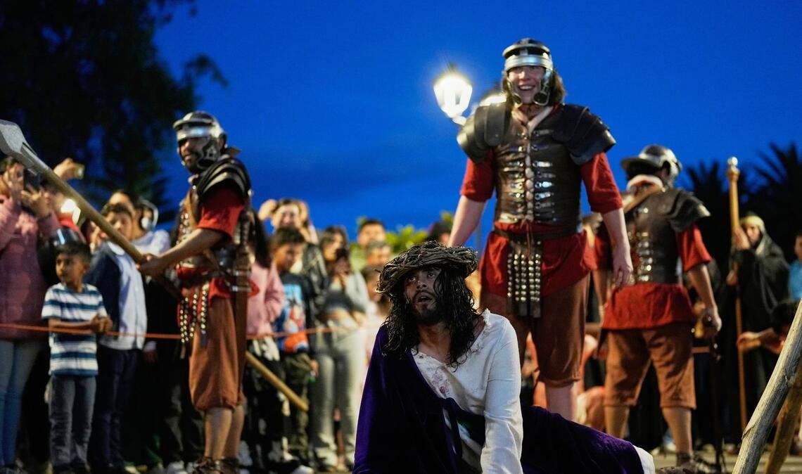 Karwoche in Kolumbien: Schauspieler stellen Kreuzweg in Nobsa nach