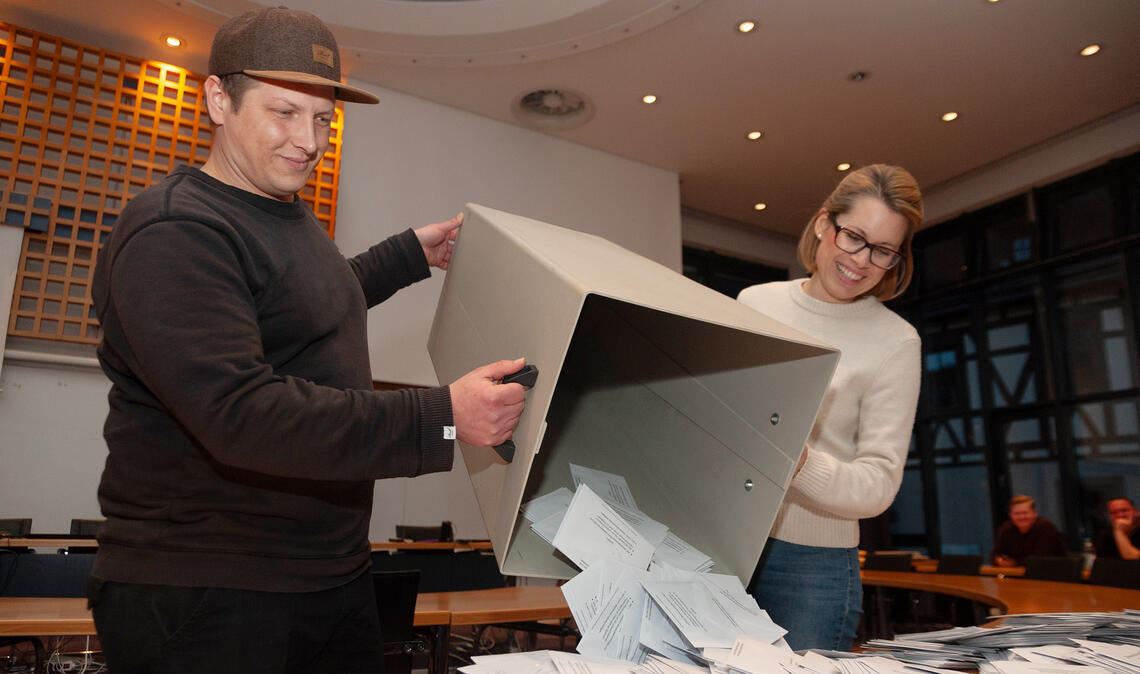 Kassensturz im Rathaus in Mühlacker. Hier klappt die Auszählung gut, doch das Ergebnis gefällt nicht jedem und jeder. Foto: Fotomoment